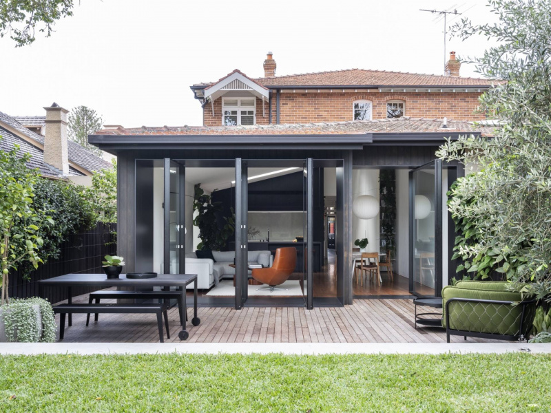 Chỉ cải tạo lại mặt sau và thay đổi vài chi tiết, Framed House cũng khiến gia chủ vô cùng hài lòng, ưng ý