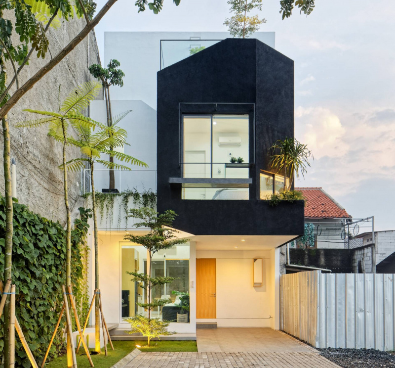 Nằm trên khu đất chỉ 60m2, Linaya House vẫn đầy đủ tiện nghi và còn có cả góc xanh quanh nhà