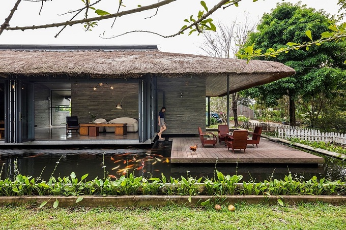 Nhà mái tranh trên hồ nước của giám đốc Sài Gòn