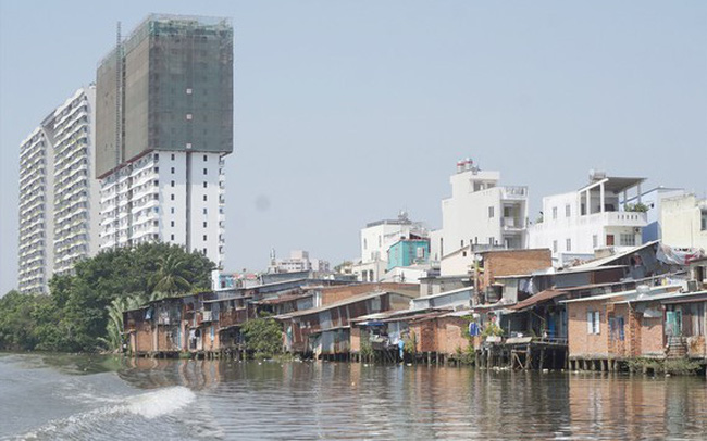 Gian nan di dời nhà ven, trên kênh rạch