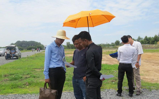 [Kinh Nghiệm Đầu Tư] Đất nền ven đô “dậy sóng”, nhà đầu tư cần làm gì để tránh “tiền mất tật mang”?