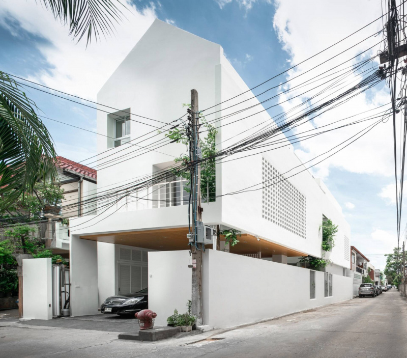 ARI HOUSE – Tổ ấm của đôi vợ chồng dược sĩ với khoảng sân trong và hồ cá Koi an yên, thư thái
