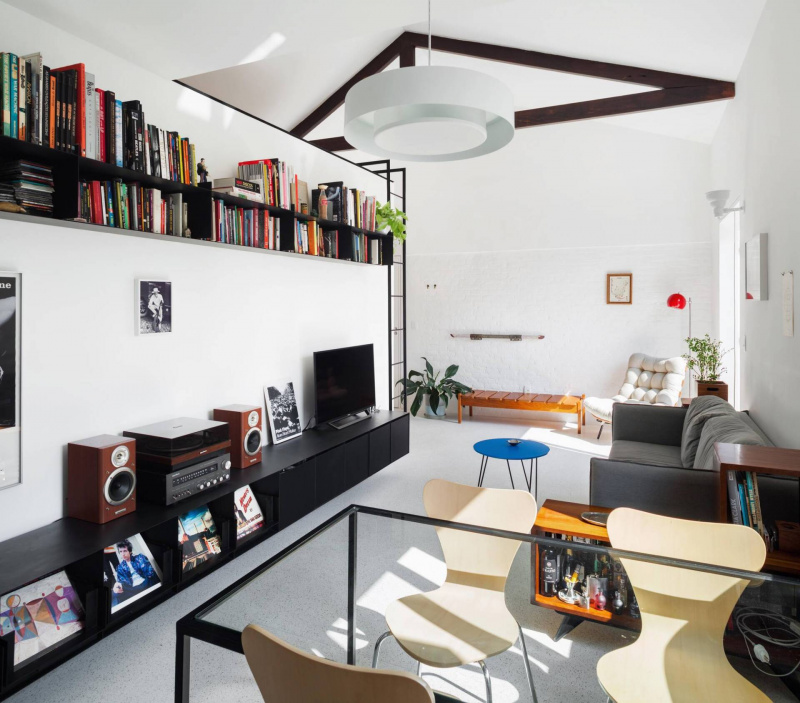 Căn hộ cải tạo 50m2 gây ấn tượng bởi nền trắng bật tông, đồ nội thất nào đặt vào cũng đẹp