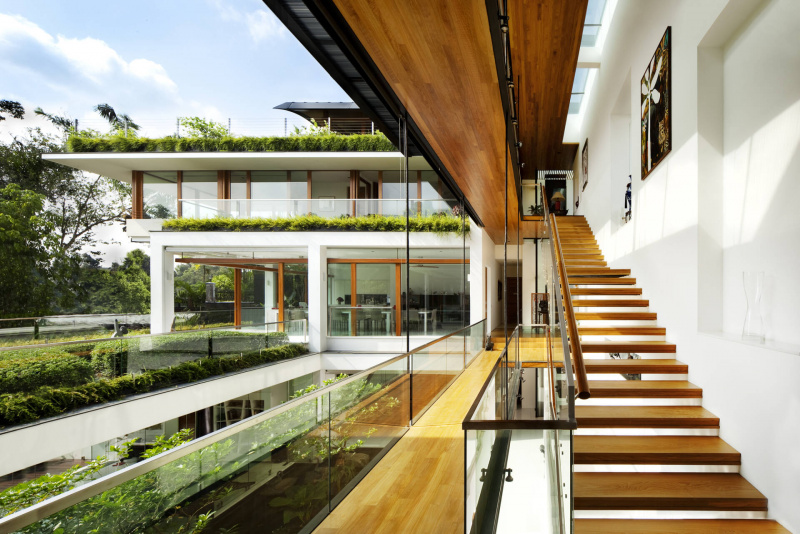 Đại gia đình 3 thế hệ tại Singapore sống trong căn nhà với vườn cây và bể bơi trên mái