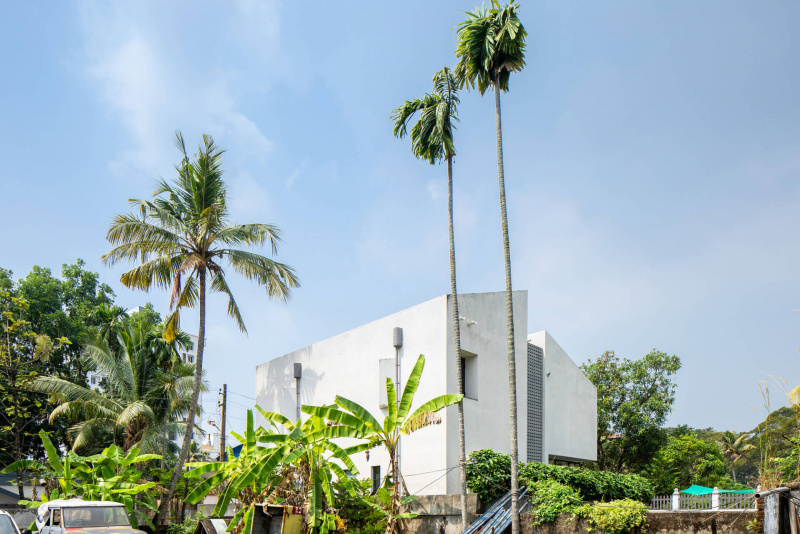 Maison Kochi – Nhà 2 tầng gây ấn tượng nhờ thiết kế tường xi măng đánh bóng và hệ thống làm mát thụ động hiệu quả