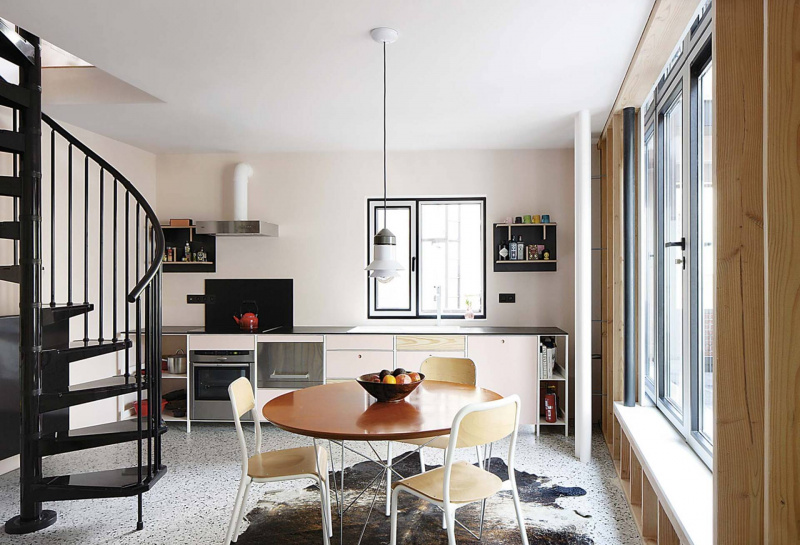 Huik House – Căn nhà cải tạo, giữ lại cả vườn cây cao lớn ngay trung tâm nhà