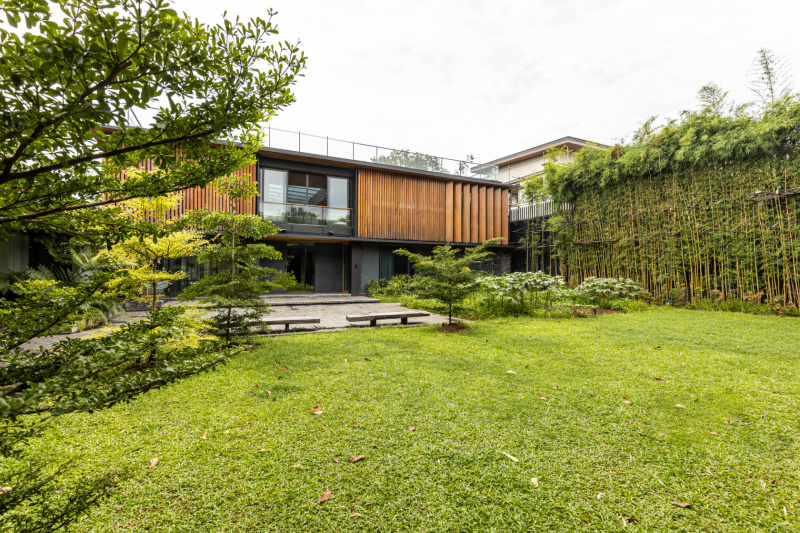 Nhà vườn mang đậm hơi thở xanh mượt và giải pháp tránh nắng hướng tây nhờ quy hoạch lại mặt bằng