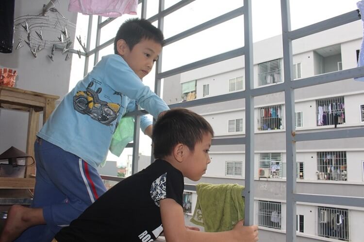 Để đảm bảo an toàn cho con trẻ khi sống tại các căn hộ chung cư cao tầng, các bậc làm cha làm mẹ cần lưu ý những điều dưới đây
