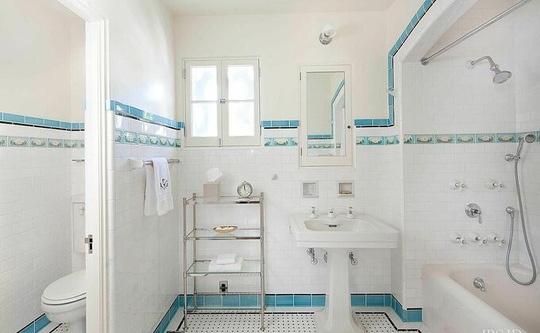 Sự kết hợp giữa sắc xanh, nội thất phù hợp giúp không gian phòng tắm mang vẻ sang trọng, thoáng đoãng