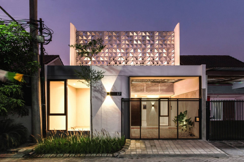 Nhà 1 tầng vừa ở, vừa kinh doanh, được thiết kế mái che từ tấm nhôm nhựa phức hợp bắt mắt