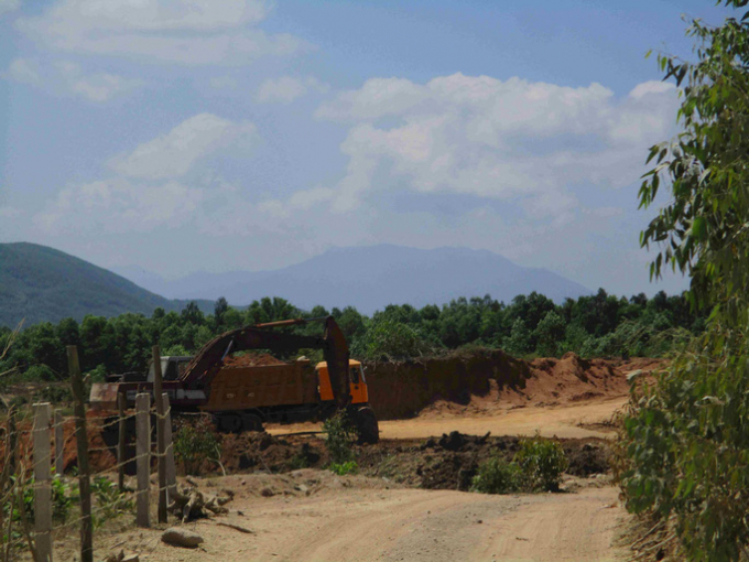 Bình Định: Công ty TNHH Thanh Huy khai thác đất trái phép ở núi Hòn Ách