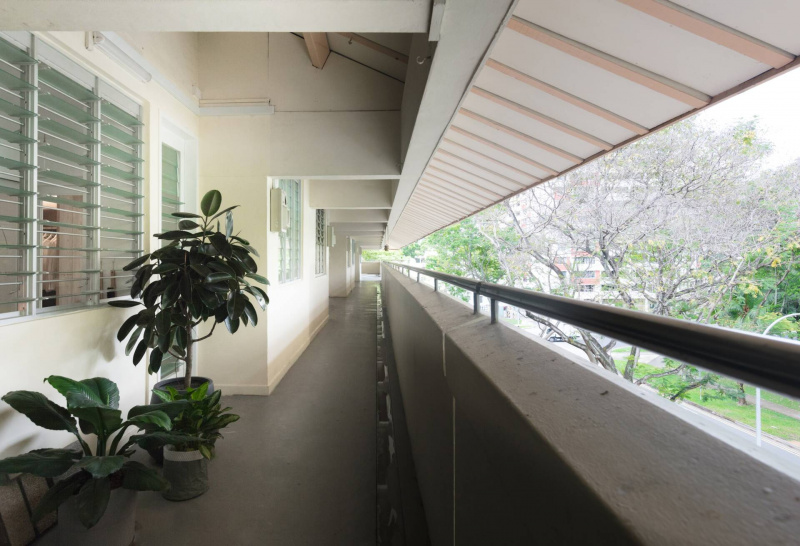 Căn hộ micro-flat 30 năm tuổi được cải tạo thành không gian sinh hoạt và làm việc hiện đại