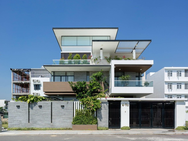 Biệt thự 350m2 nổi bật với nhiều khoảng không gian xanh mát giữa phố thị Nha Trang