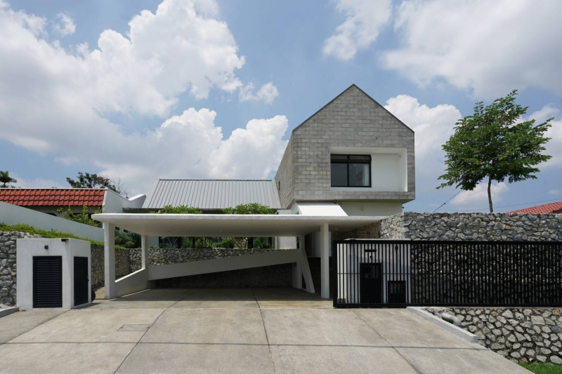 Nhà phố 250m2 nổi bật nhờ thiết kế gara để xe rộng rãi và sân trong xanh mướt