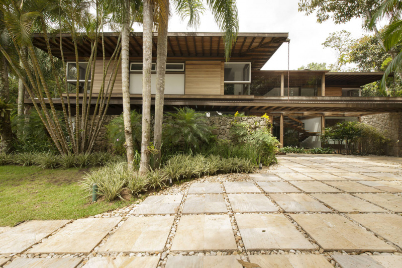 Residence in Iporanga: Mái hiên khổng lồ giúp tăng diện tích