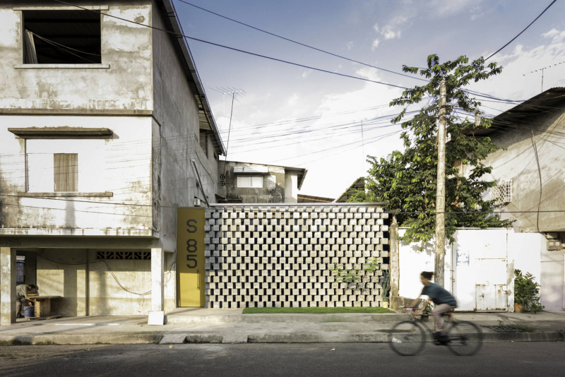 House Between Blocks: Ngôi nhà có thiết kế "được lòng" những người ưa thông thoáng, sống "xanh"
