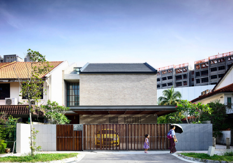 A tale of two courts house: Nhà phố 2 tầng với giếng trời ấn tượng