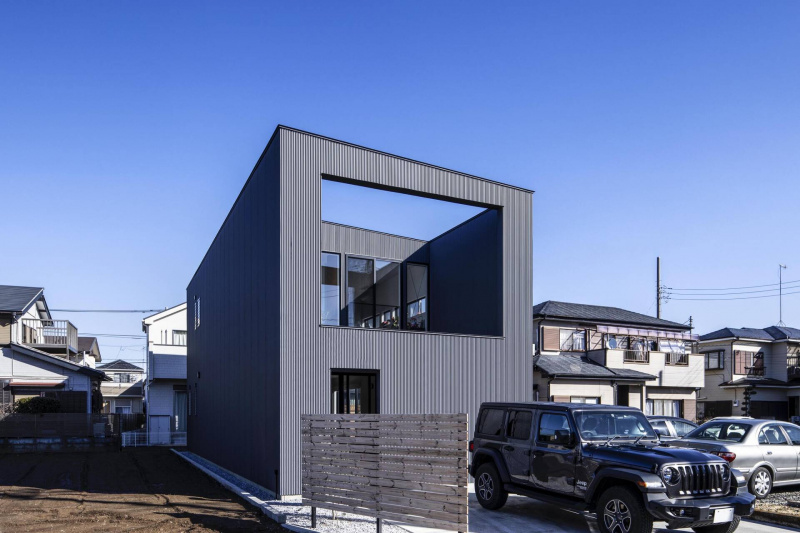 House-I: Độc đáo với phương pháp xây tường cao tối màu để đảm bảo sự riêng tư