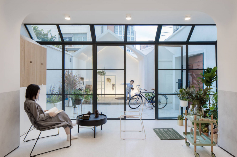 A White House–A Growing Home: Nhà ống nhiều năm tuổi được cải tạo thành “vẻ đẹp của hạnh phúc”