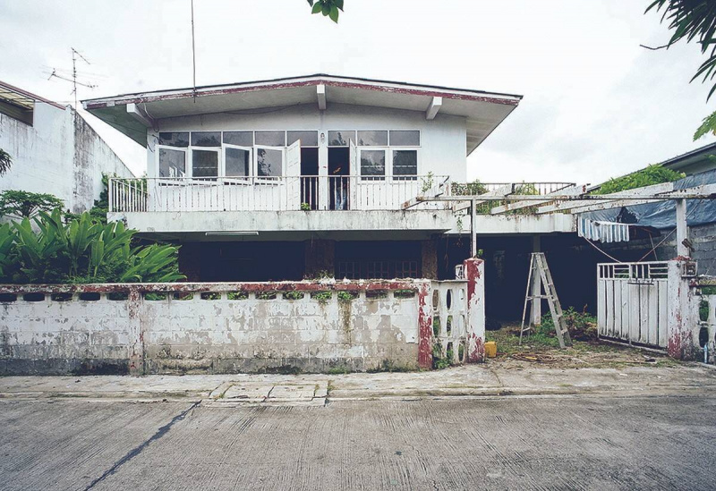 Biến nhà phố nhiều năm tuổi bị bỏ hoang thành không gian sống hiện đại, tối giản