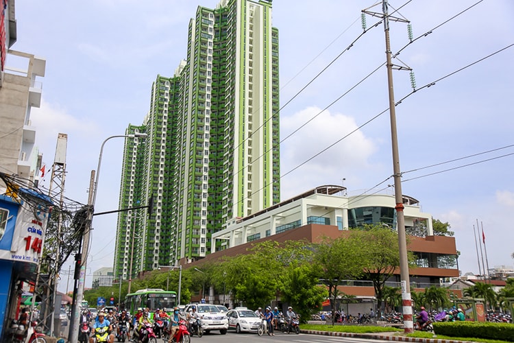 Hàng chục công nhân được điều động đến tòa nhà Thuận Kiều Plaza, quận 5 làm các công tác thành lập bệnh viện dã chiến điều trị Covid-19