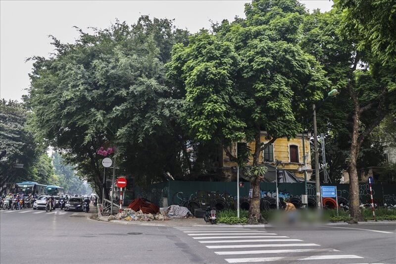 Biệt thự cổ gần 1.000 m2 trên “khu đất kim cương” ở trung tâm Hà Nội trở thành bãi gửi xe, nơi nuôi gà
