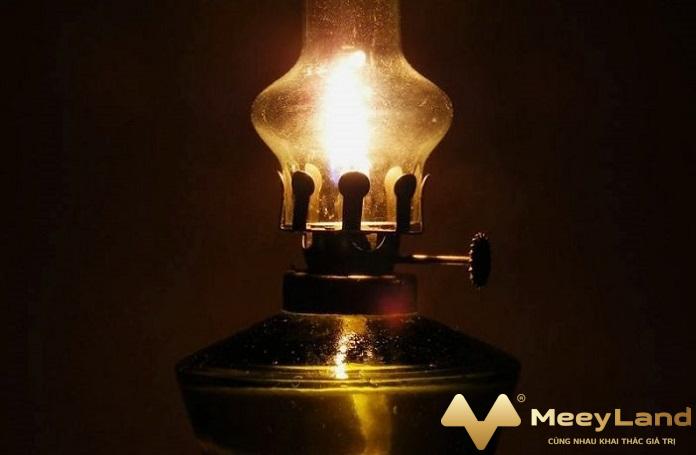 Góc hỏi: Nên sử dụng đèn dầu thờ hay đèn điện thờ gia tiên?