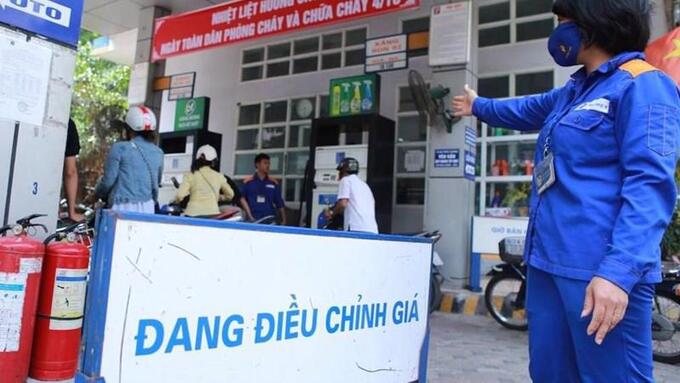 Giám sát giá bán của thương nhân đầu mối kinh doanh xăng dầu khi giảm thuế bảo vệ môi trường