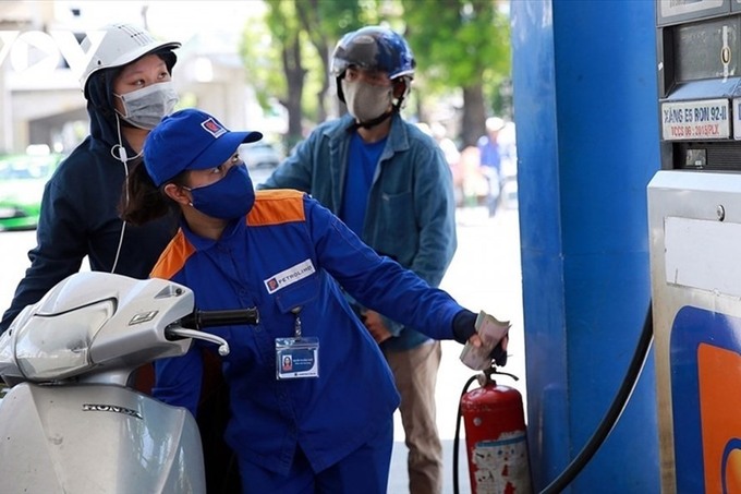 Báo cáo Thủ tướng phương án giảm thuế GTGT và tiêu thụ đặc biệt đối với xăng dầu