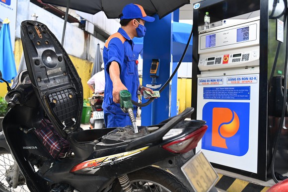 Giá xăng giảm tiếp gần 500 đồng/lít