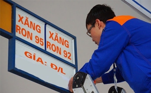 Giá xăng giữ nguyên, dầu tăng