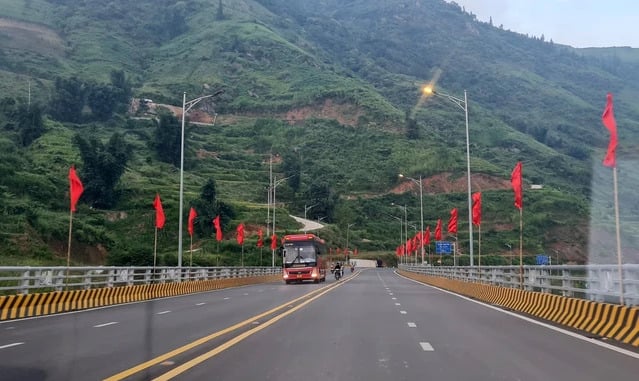Đường nối cao tốc Nội Bài - Lào Cai đi Sa Pa chính thức thông xe