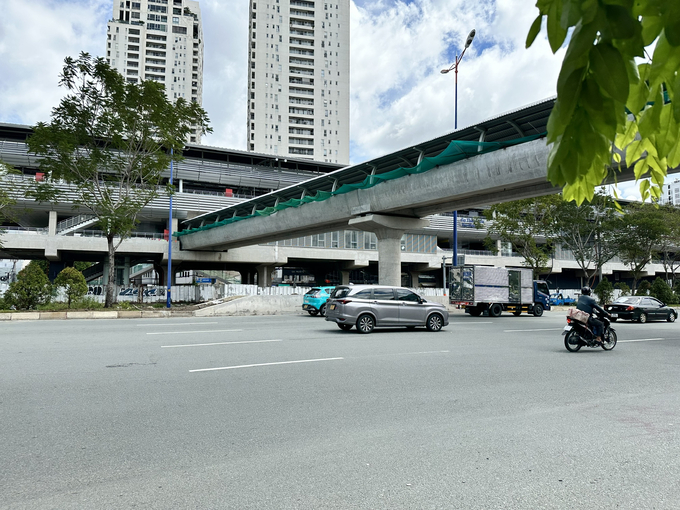 Hiện trạng các cầu đi bộ tuyến Metro số 1 những ngày sắp về đích